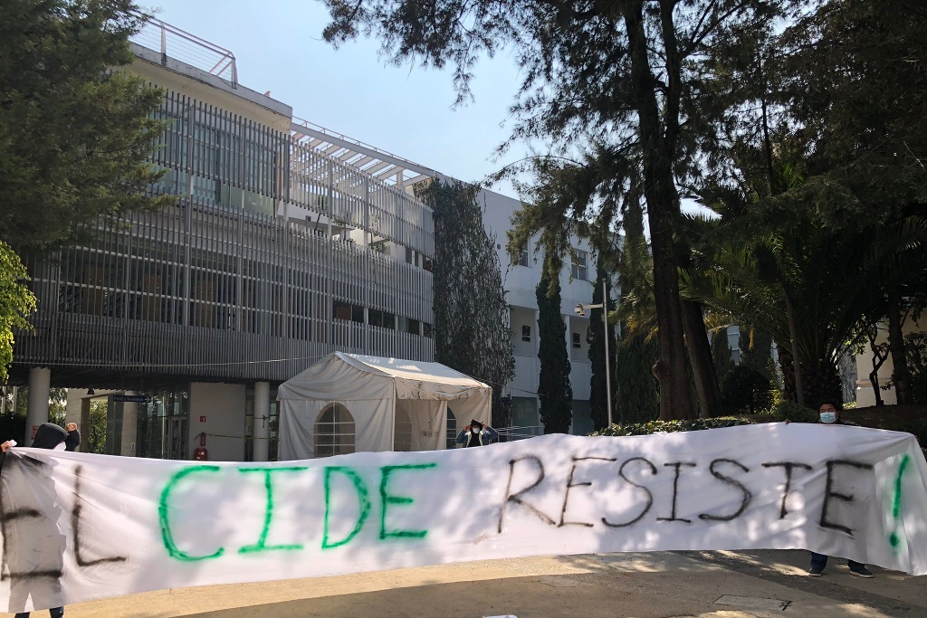 Imagen En protesta por ratificación de director, estudiantes toman instalaciones del CIDE 