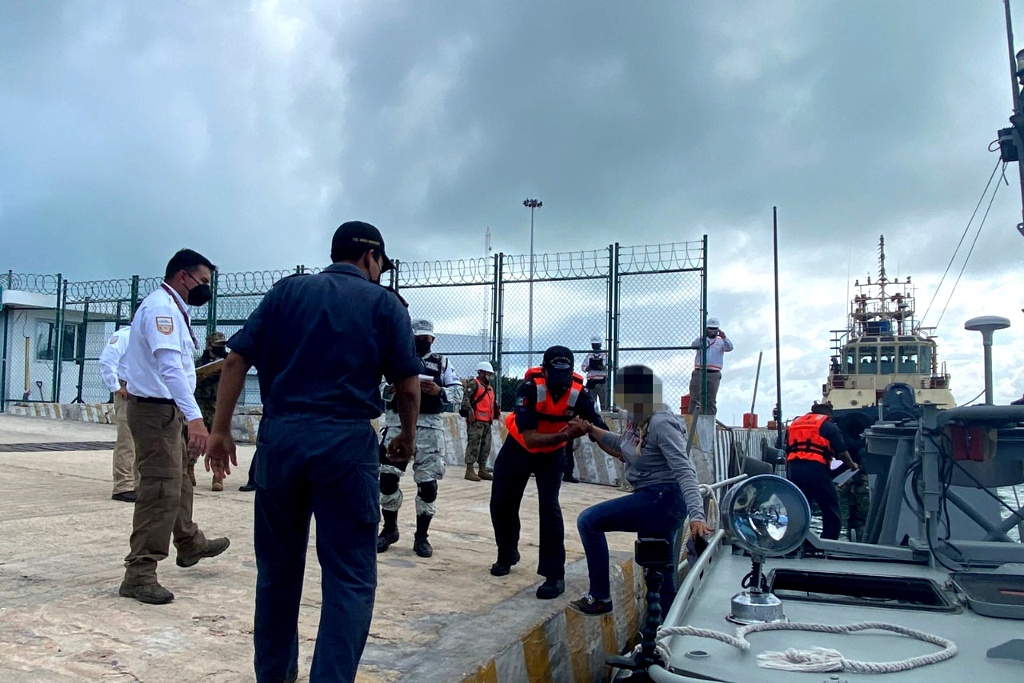 Imagen Rescata Marina a migrantes tras hundirse en lancha improvisada