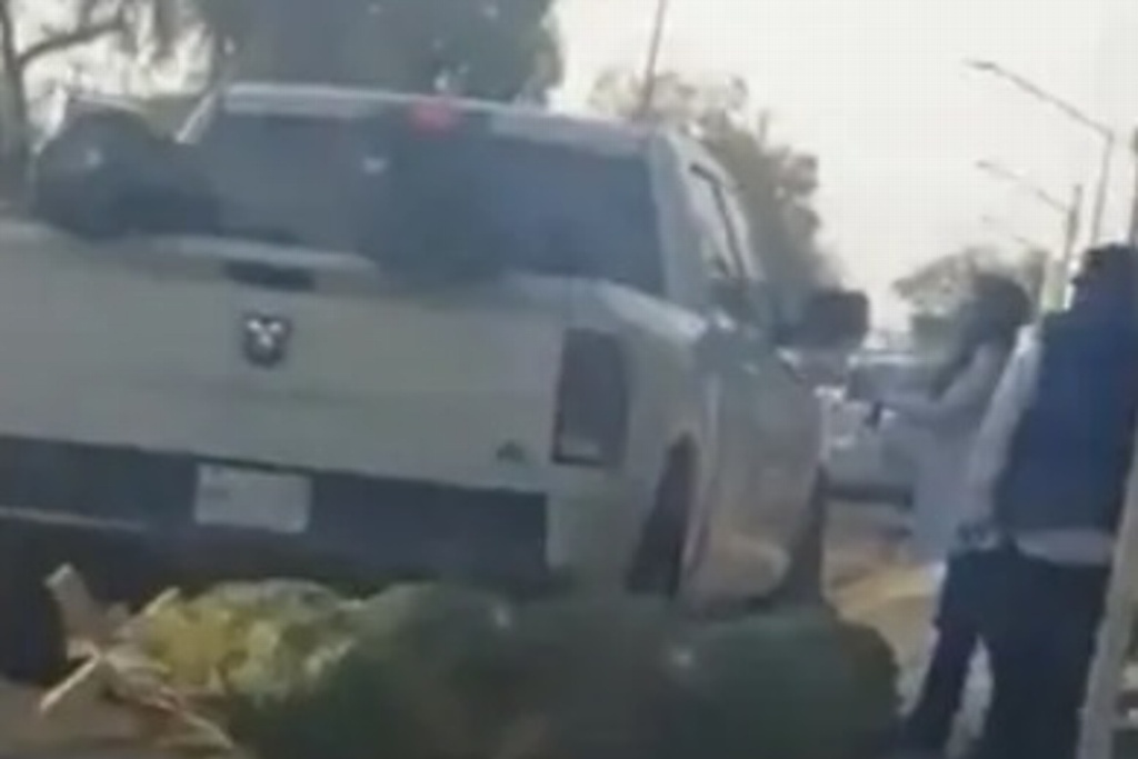 Imagen Se roban camioneta hasta con arbolitos de Navidad (+Video)