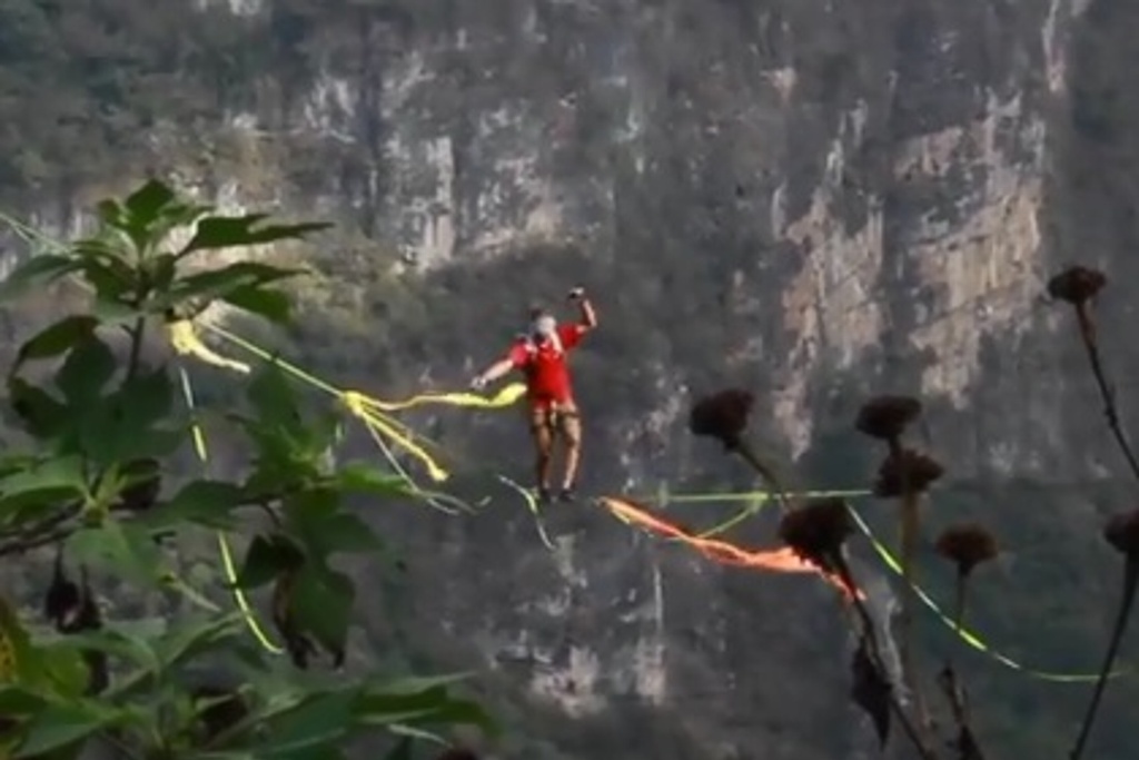 Imagen Hombre cruza el cañón del Sumidero en la cuerda floja y rompe dos récords (+Video)
