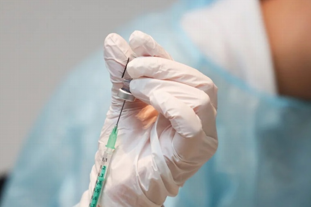 Imagen Intenta vacunarse contra el COVID con brazo falso; lo detienen 