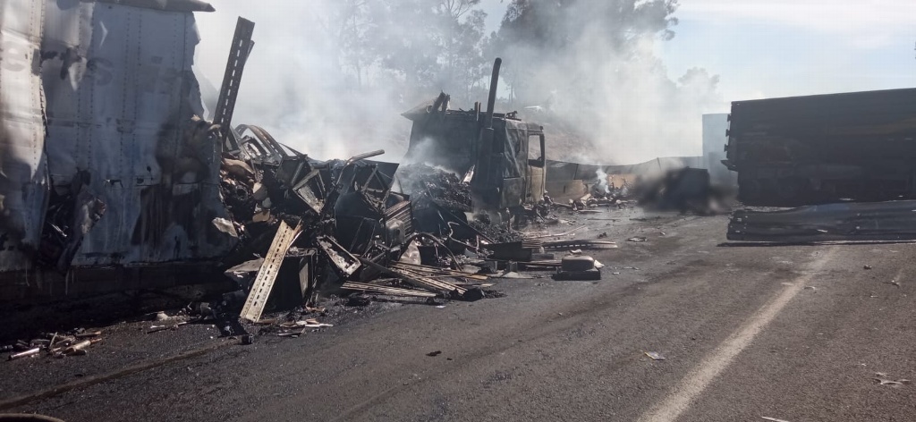 Imagen Tras choque, se incendian 3 tráileres en Tlaxcala; reportan un muerto 