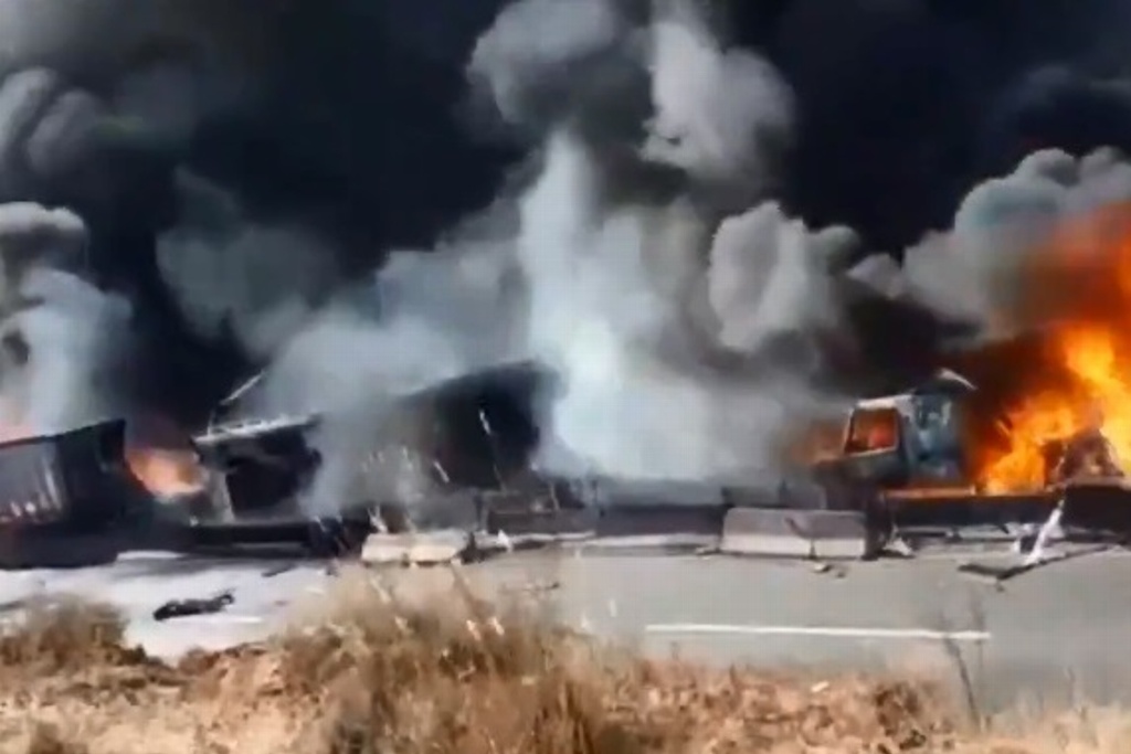 Imagen Incendio tras choque de tráiler con auto deja un muerto y 5 heridos (+Video)