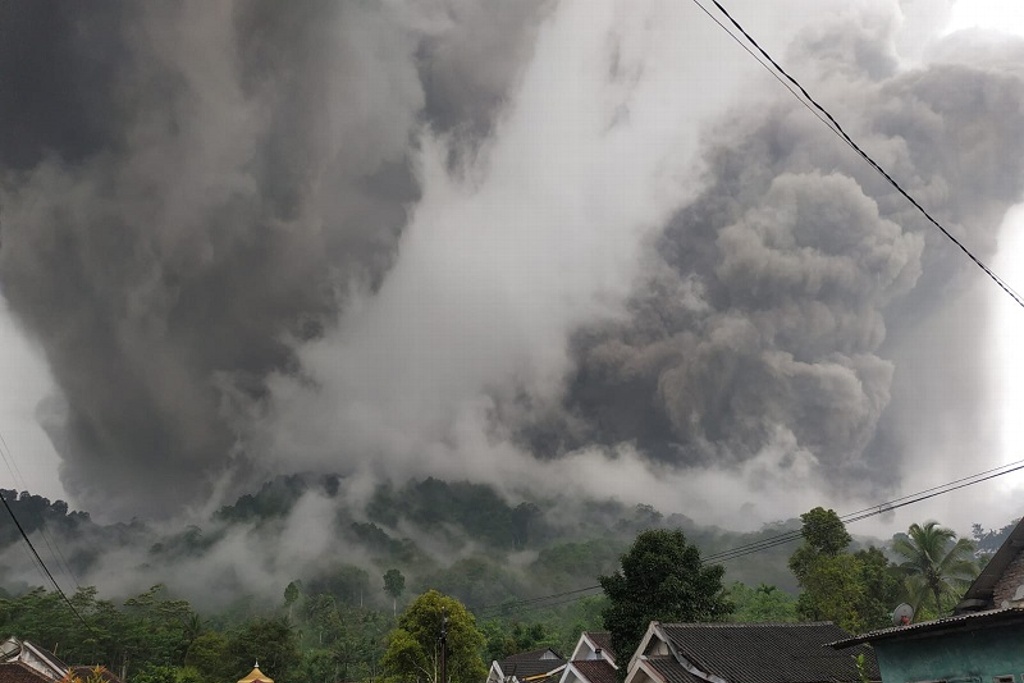 Imagen Suman 13 muertos por erupción del volcán en Indonesia