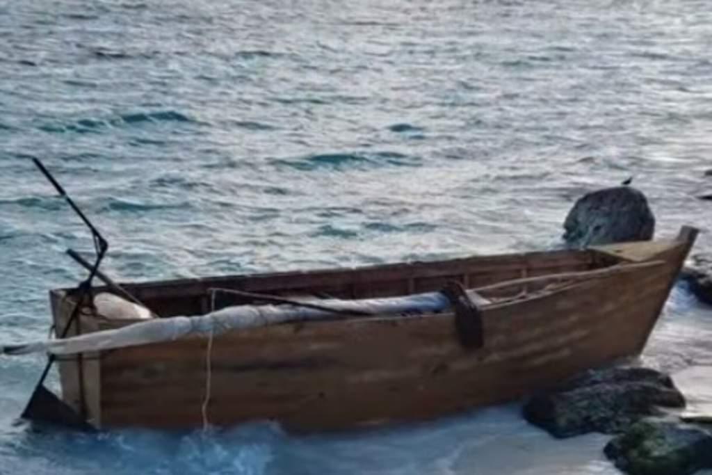 Imagen Migrantes llegan a Cancún en un bote artesanal de madera