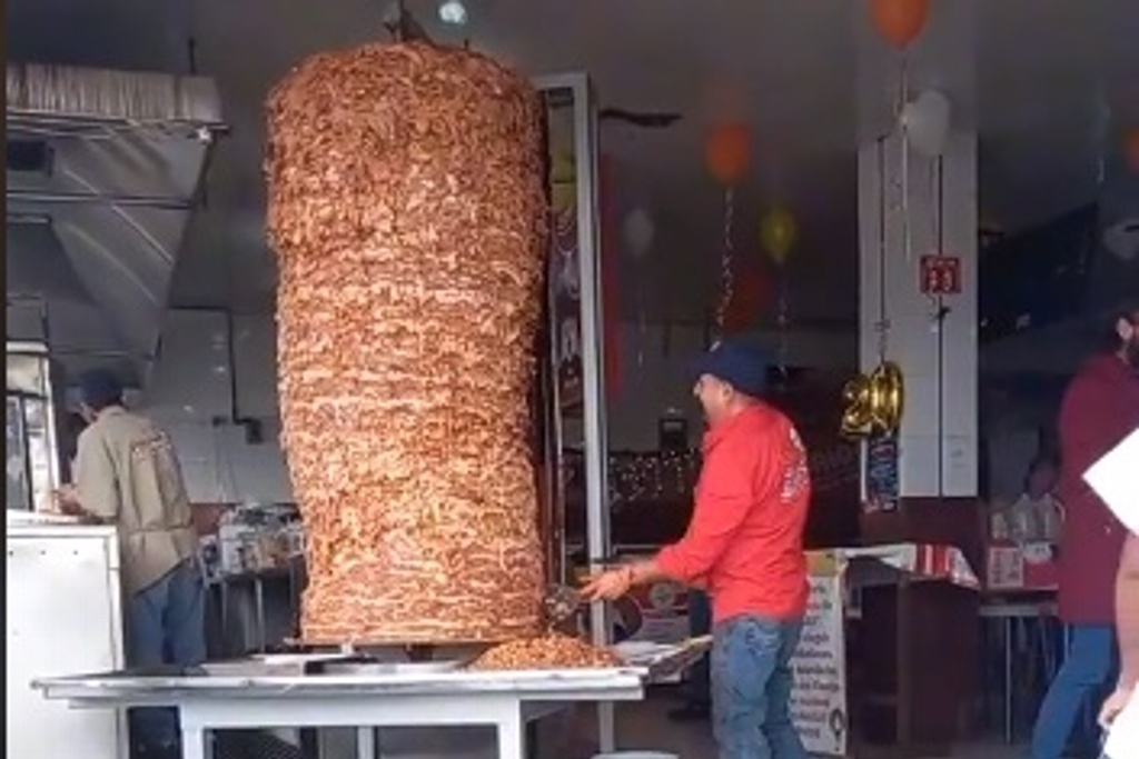 Imagen Realizan trompo al pastor gigante en una taquería (+Video) 