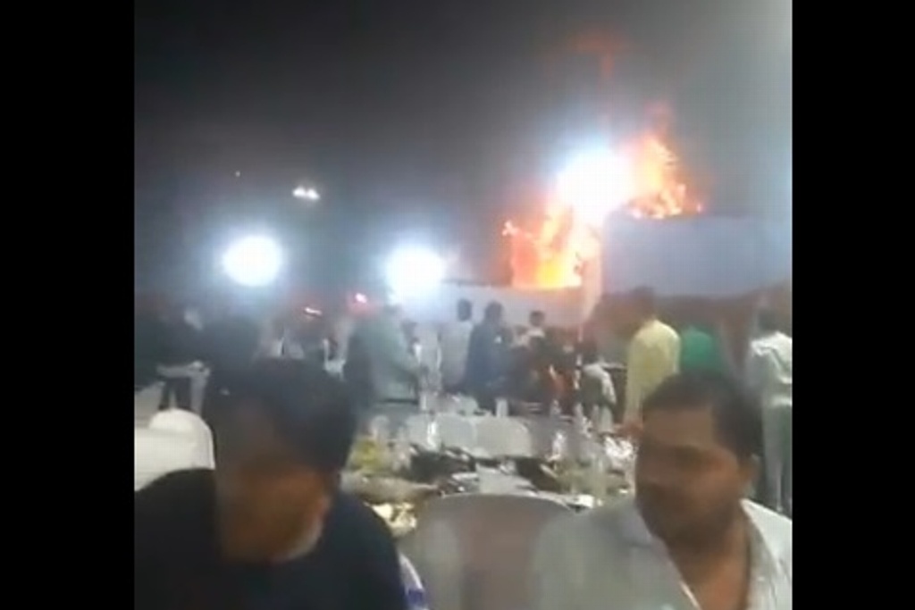 Imagen Se acaban a invitados de boda; se incendió salón y no dejaron de comer (+Video)