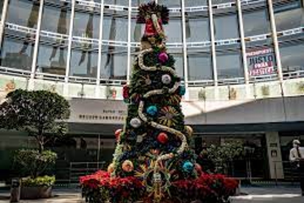 Imagen Se burlan del árbol de Navidad 'prehispánico' del Senado (+Video)