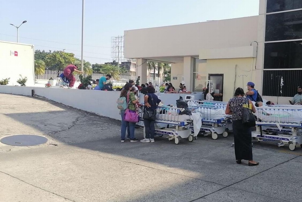 Imagen Evacuan pacientes del IMSS de Cuauhtémoc en Veracruz por supuesta fuga de gas