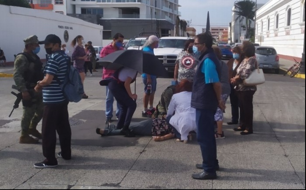 Imagen Mujer se desmaya en fila para la vacunación en el Club Naval