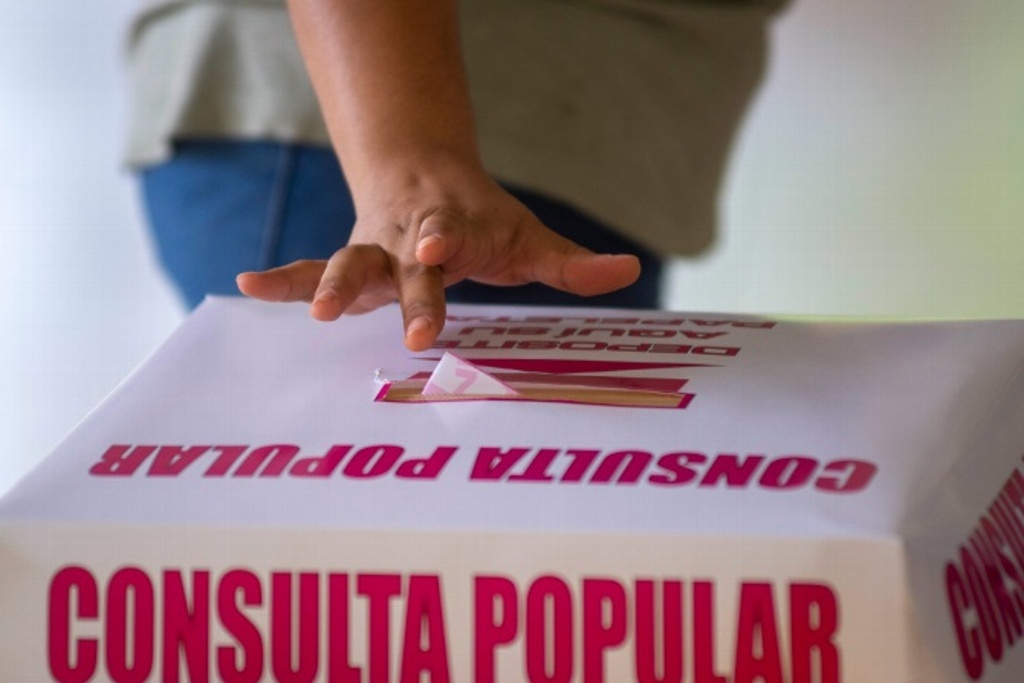 Imagen Entregan 3 millones más de firmas al INE para revocación de mandato de AMLO 