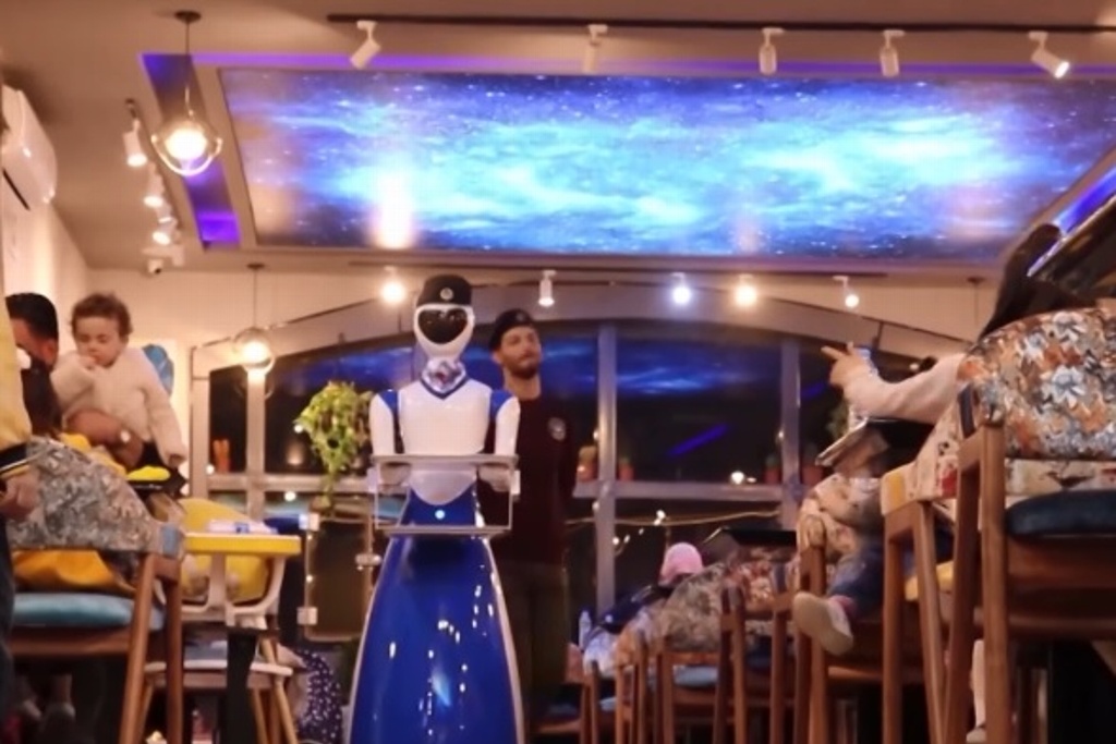 Imagen Meseros robots atraen visitantes por su buen servicio