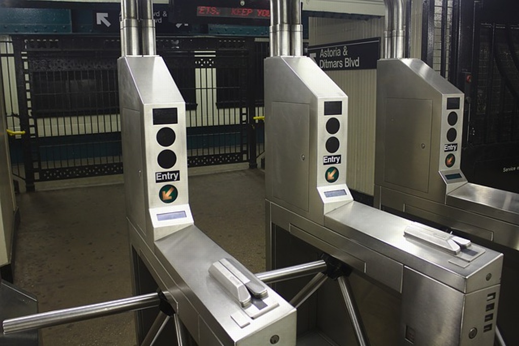 Imagen Muere tras romperse el cuello al intentar saltar el torniquete del metro (+Video)