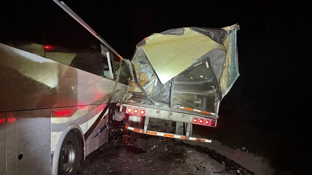 Fuerte choque de autobús y tráiler en carretera de Veracruz - xeu ...