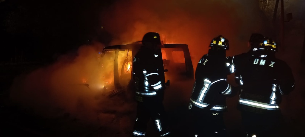 Imagen Se incendia camioneta en pleno Paseo de la Reforma de CDMX; hay 2 muertos 