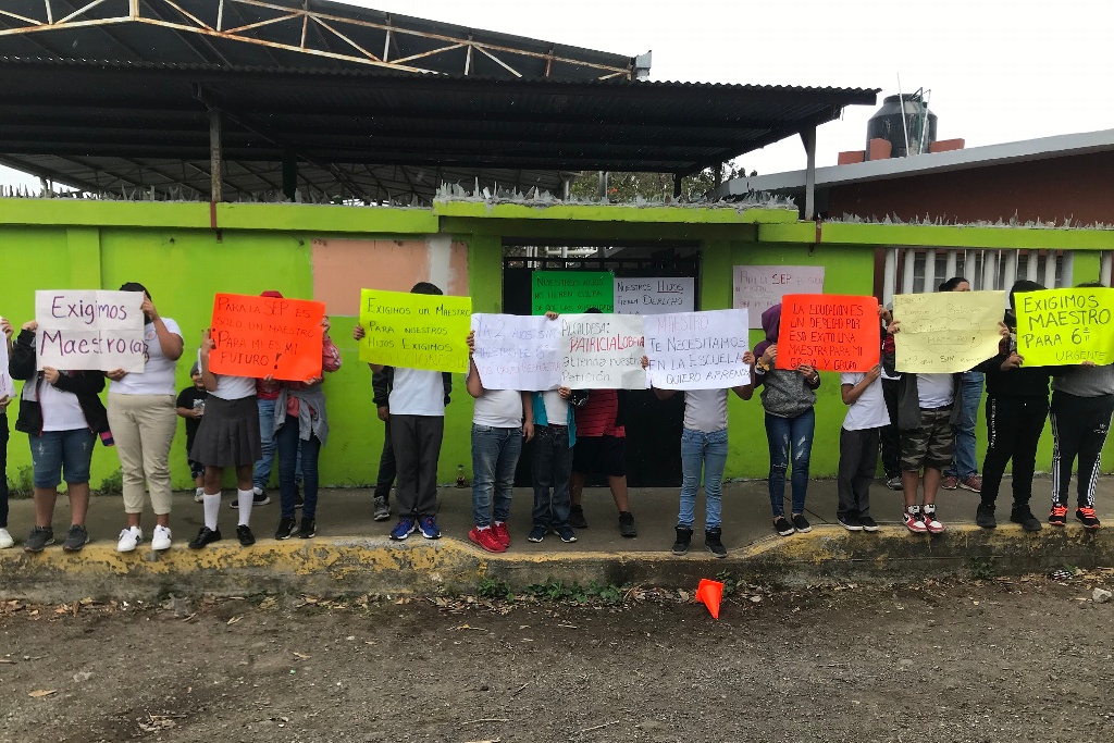 Imagen No tienen maestro y padres de familia toman escuela de Tejería, Veracruz