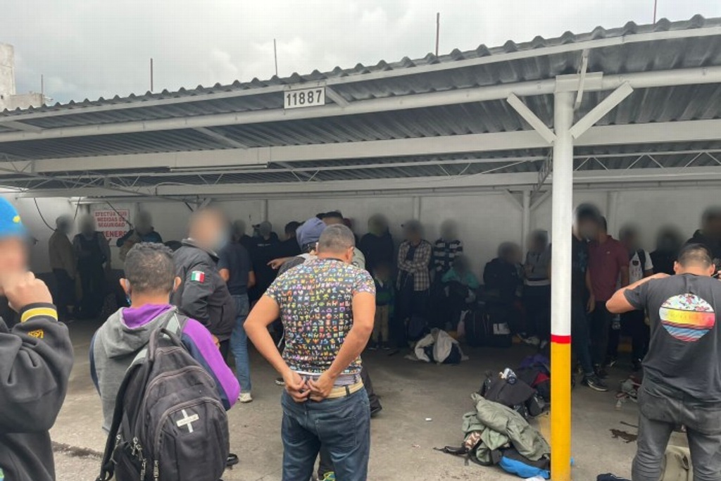 Imagen Aseguran a 69 migrantes en la caseta de cobro de Cuitláhuac