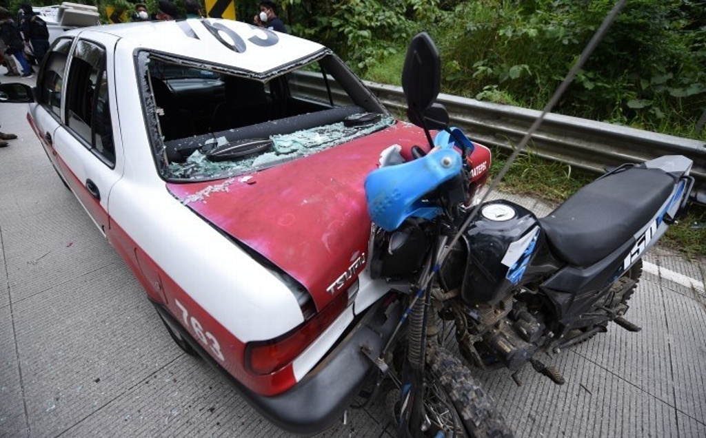 Imagen Chocan taxi y motociclista en carretera de Veracruz; hay 2 lesionados 