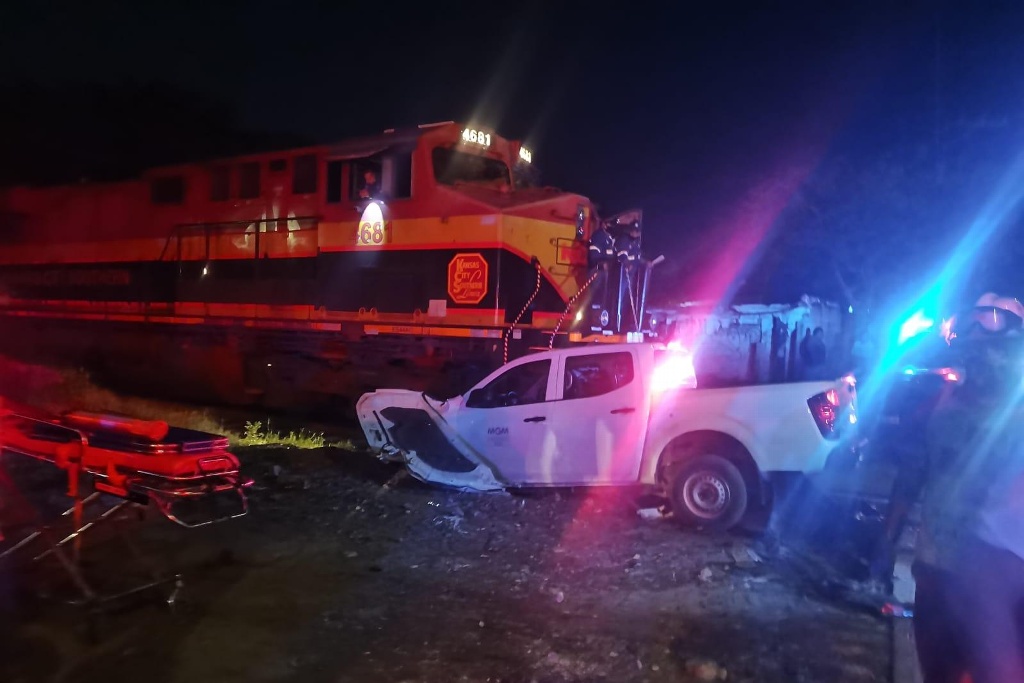 Imagen Tren se lleva a camioneta en Veracruz; hay 4 lesionados, entre ellos 2 niños 