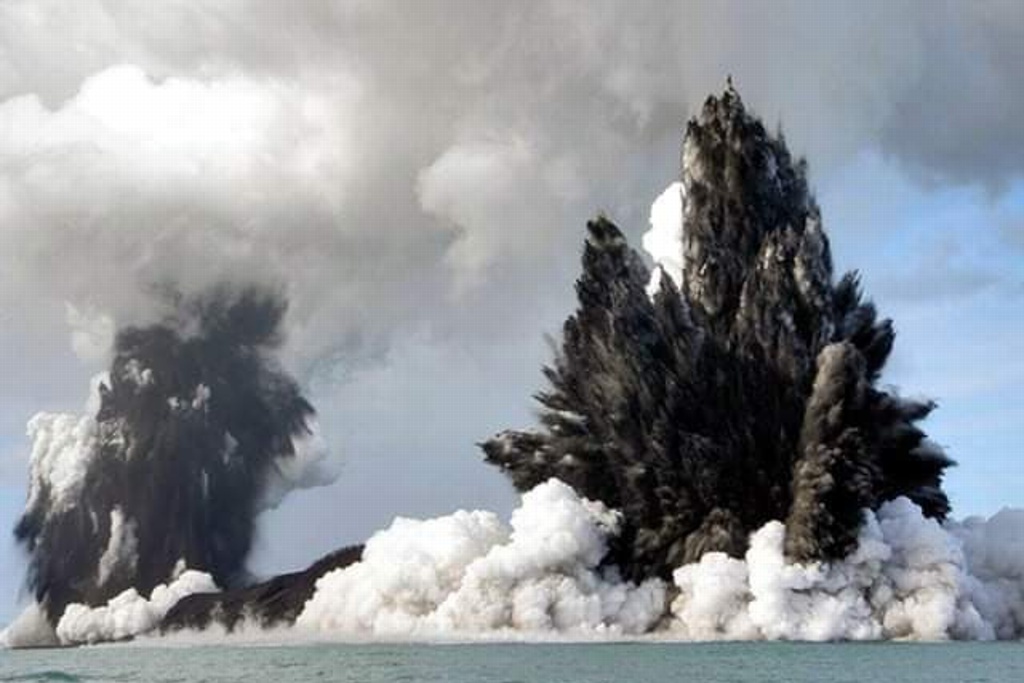 Imagen Erupción de volcán submarino causa tsunami y habitantes tienen que huir (+ videos)