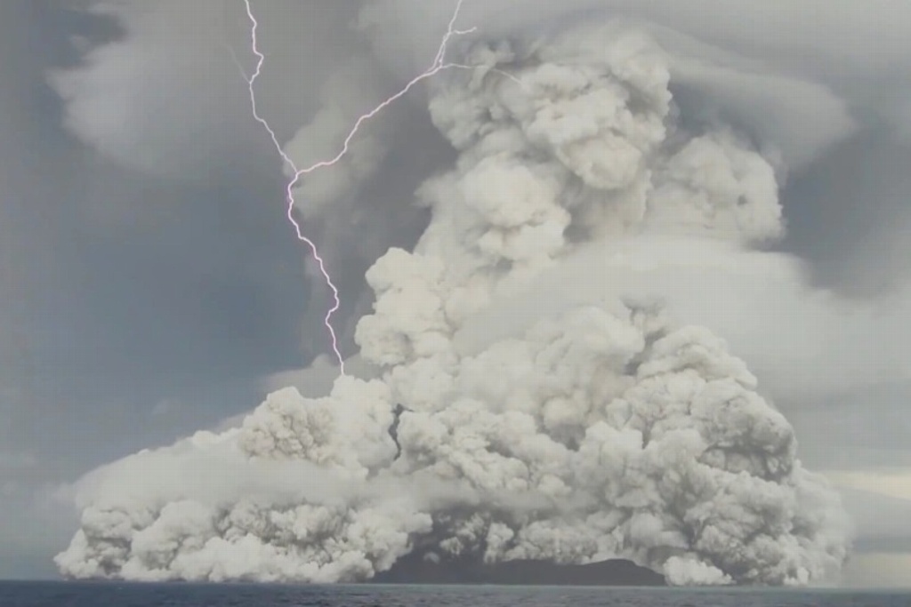 Imagen Intentan monitorear volcán en Tonga; erupción lo ocultó de satélites