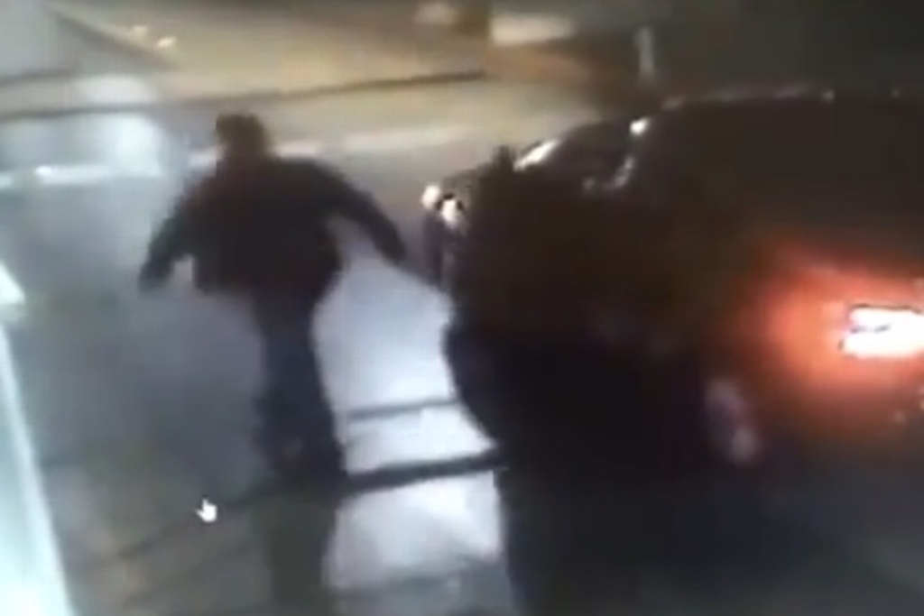 Imagen Por negarse a pagar caseta, casi es atropellado y tráiler embiste su auto (+Video)