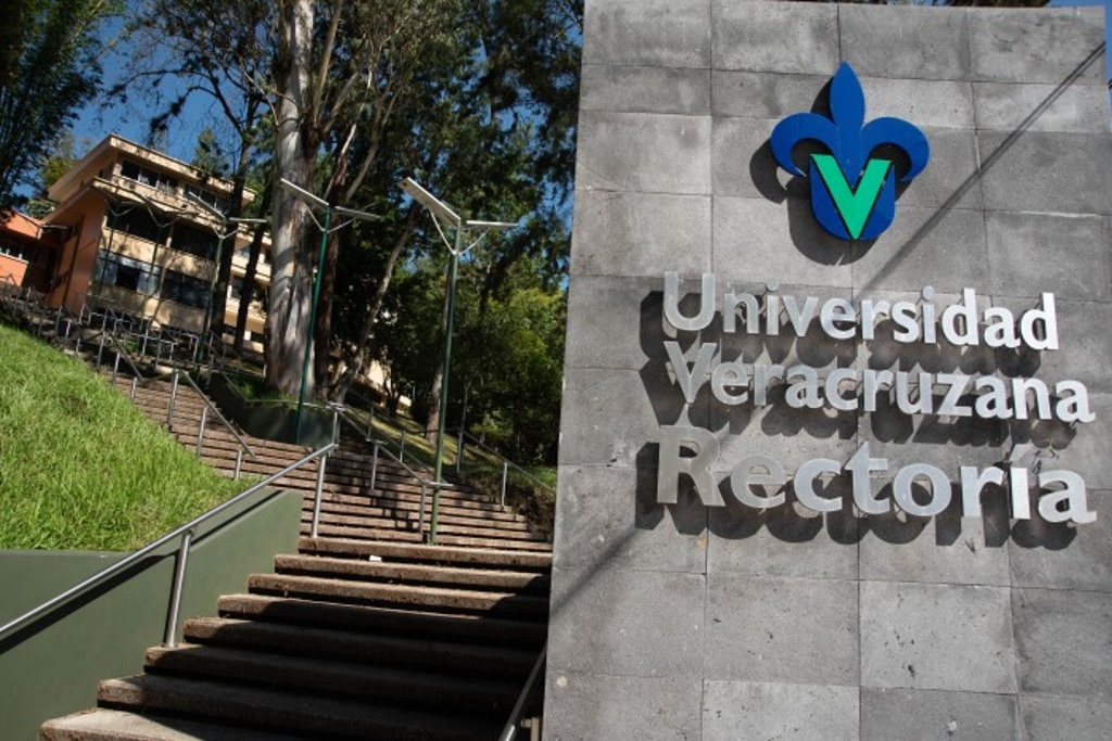 Imagen Académicos entregan a Rectoría emplazamiento a huelga en la UV