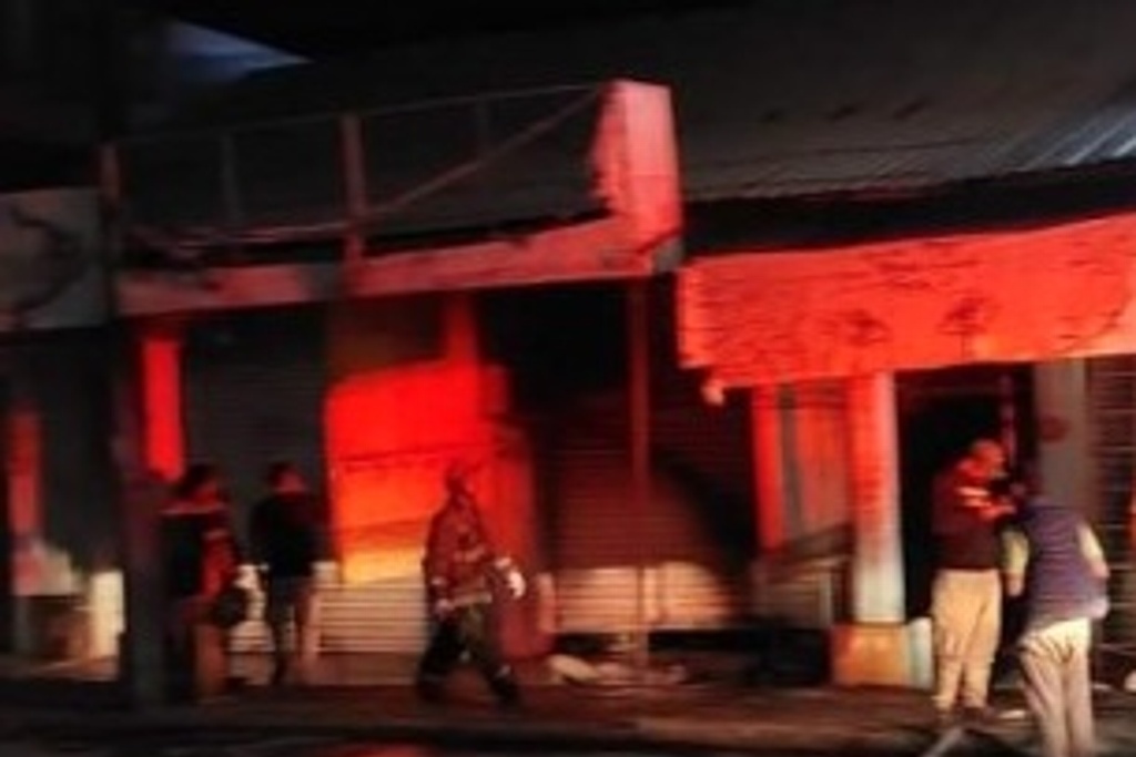 Imagen Arrojan bomba molotov contra comercio de ropa en Acayucan