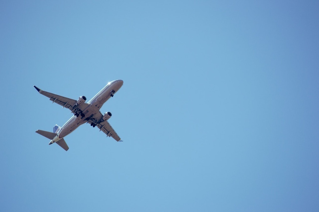 Imagen Avión que viajaba de un país a otro regresa a mujer en pleno vuelo por no usar cubrebocas