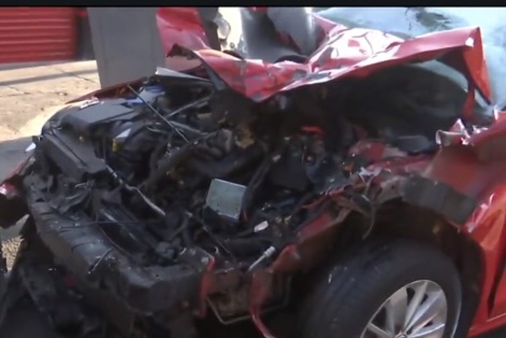 Imagen Auto destrozado y un lesionado tras chocar contra camión del gas, al que no le pasó nada (+Video)