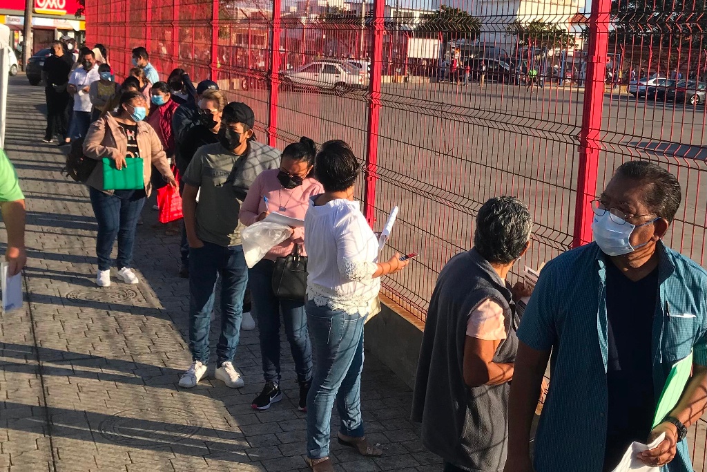 Imagen Con largas filas, inicia vacunación contra COVID-19 en Veracruz