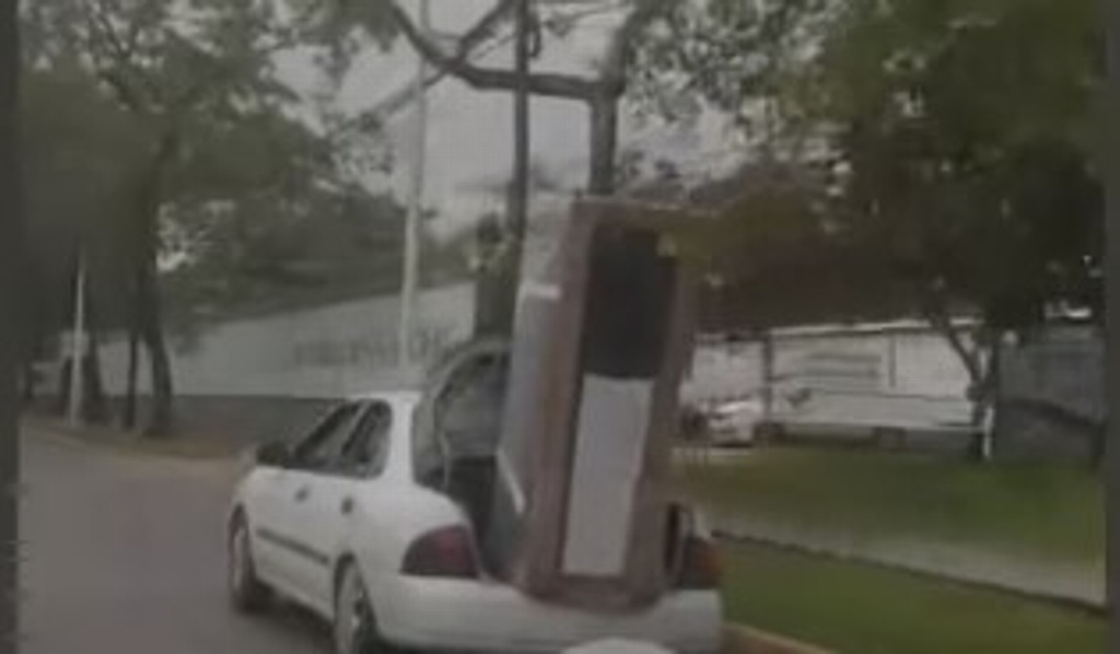 Imagen Transporta refrigerador en cajuela de auto; viral, el ingenio mexicano (+Video)