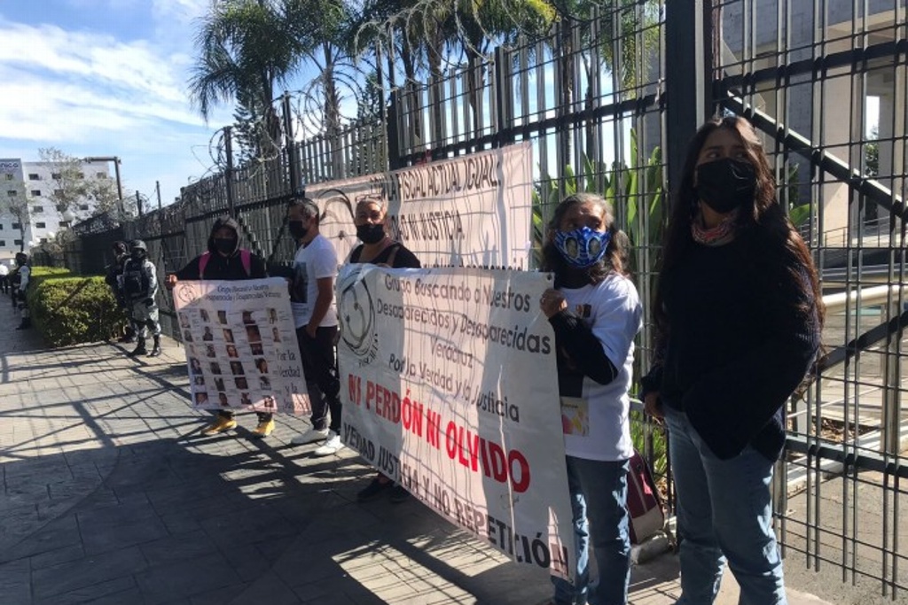 Imagen Familiares de desaparecidos protestan a las afueras del Congreso de Xalapa 