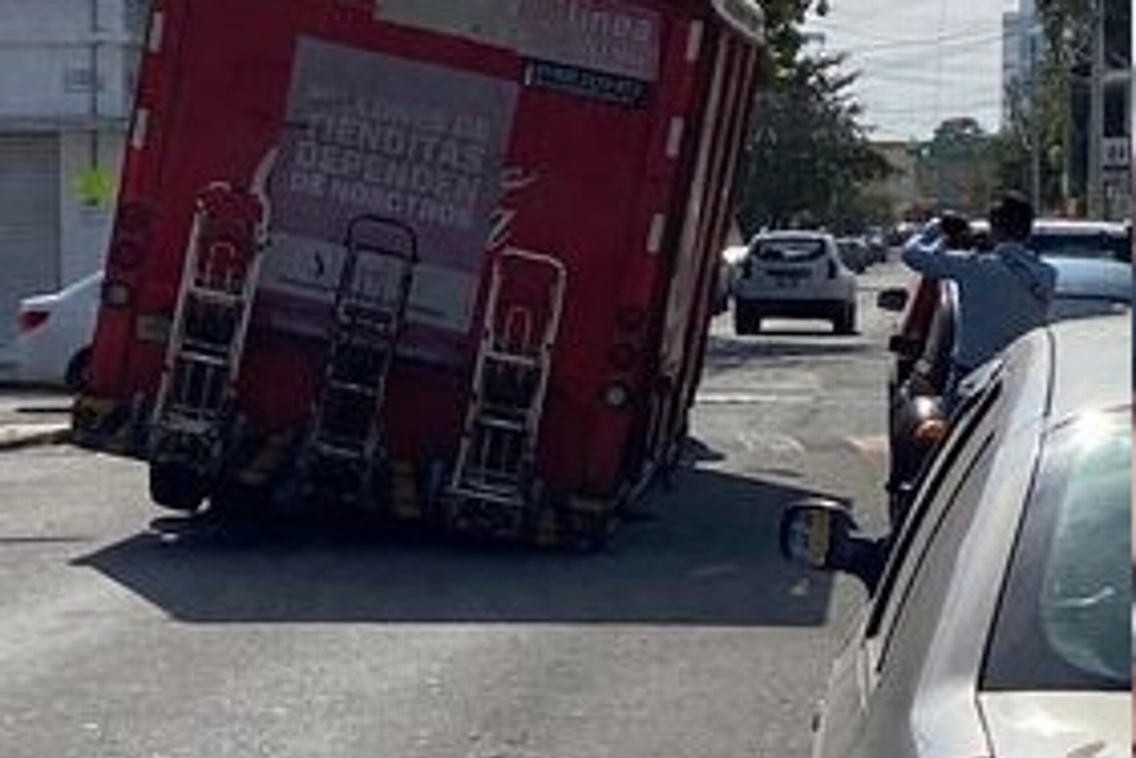 Imagen Camión refresquero se hunde en calles de Veracruz 