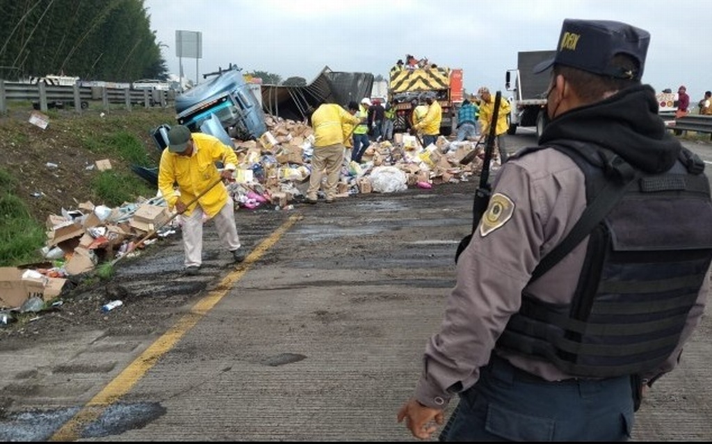 Imagen Se registra rapiña de mercancía de abarrotes en la autopista Córdoba-Puebla