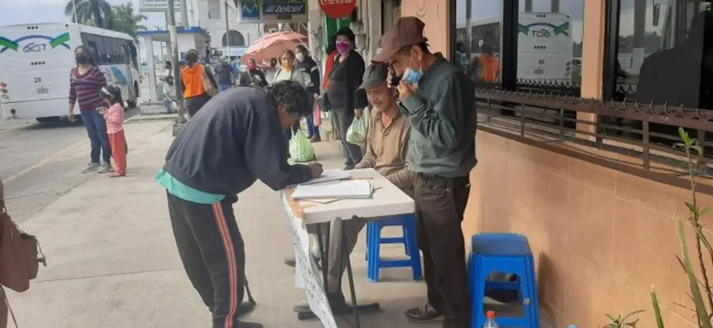 Imagen Tres meses sin agua en colonias de Tuxpan, recaudan firmas para entregar a AMLO