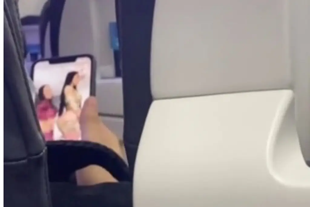 Imagen Soprenden a pasajero de avión viendo porno con su novia durmiendo a lado (+Video)