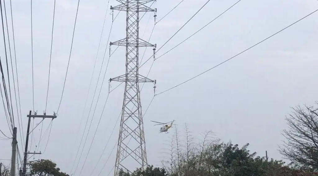 Imagen Helicóptero de CFE supervisa instalaciones en Veracruz previo al norte