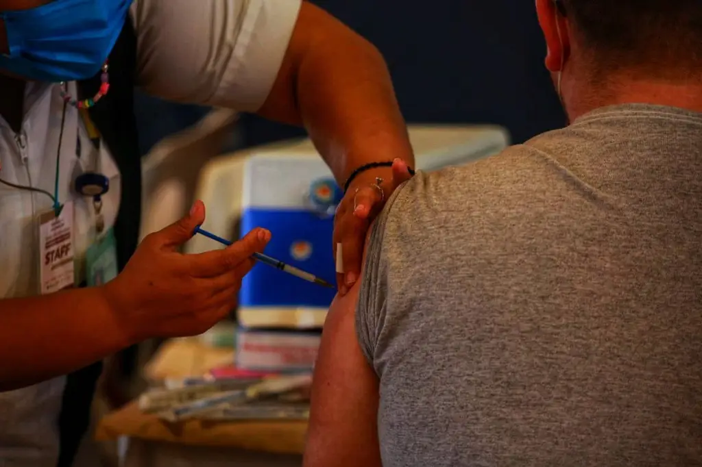 Imagen Si no puedes registrarte para recibir el refuerzo contra COVID-19, esto debes hacer