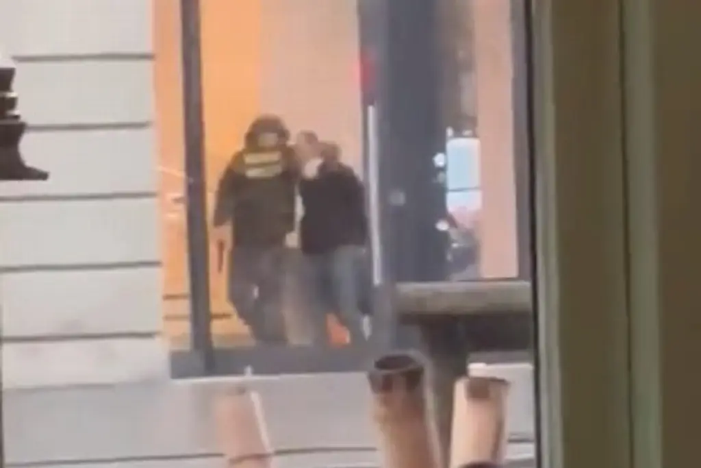 Imagen Reportan toma de rehenes en Apple Store de Ámsterdam (+Video)