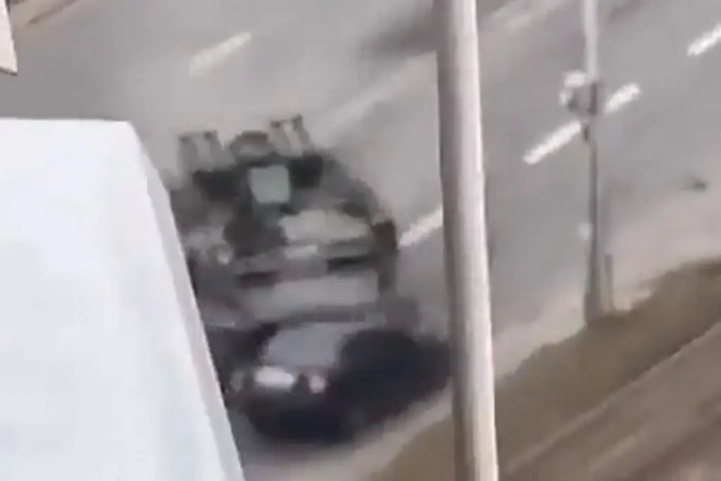 Imagen Tanque de guerra ruso aplasta a auto que intentaba huir en Ucrania (+video) 