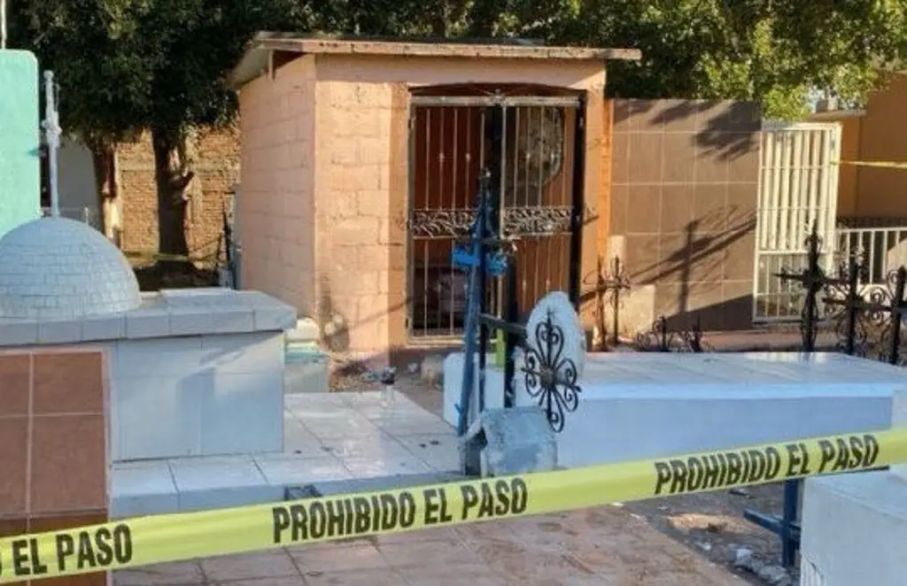 Imagen Hombre muere en la tumba de su hijo al caer y desnucarse