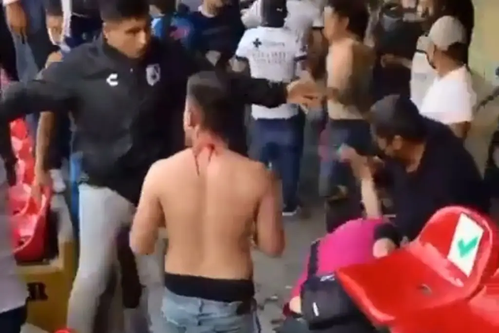 Imagen Revelan videos de batalla campal en partido Querétaro - Atlas que dejó 22 heridos