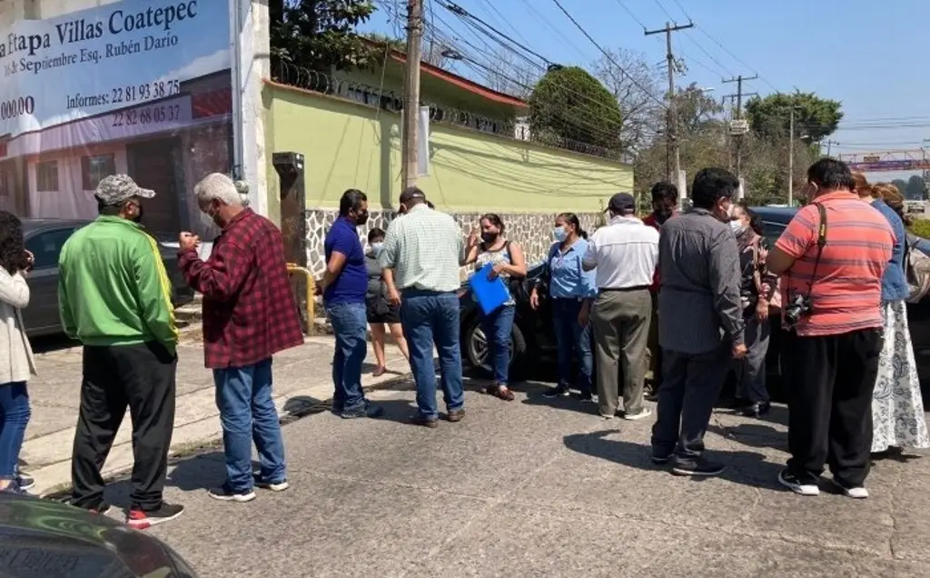 Imagen Liberan a presunto responsable de accidente; familiares de víctimas bloquean acceso a Coatepec