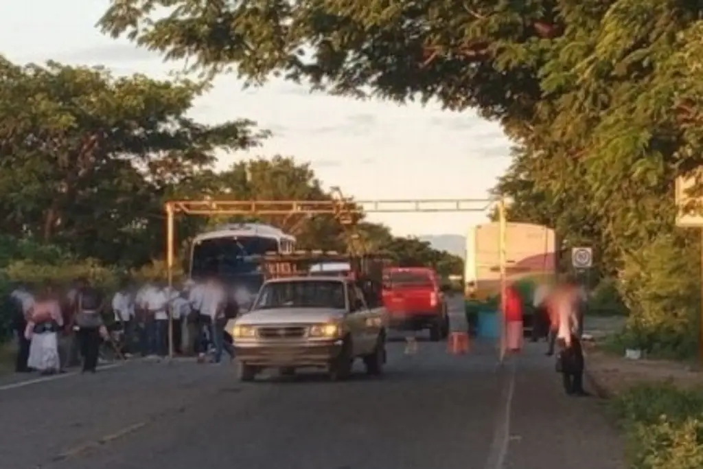 Imagen Habitantes de Oteapan mantienen incomunicado al sur de Veracruz