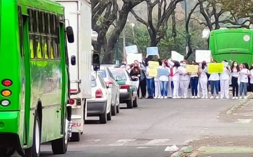 Imagen Estudiantes de enfermería de la UV exigen clases presenciales, en Xalapa 