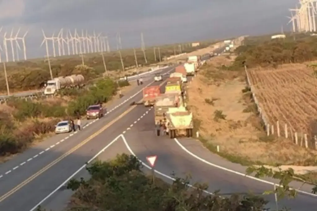 Imagen Bloqueos carreteros paralizan el Istmo de Oaxaca