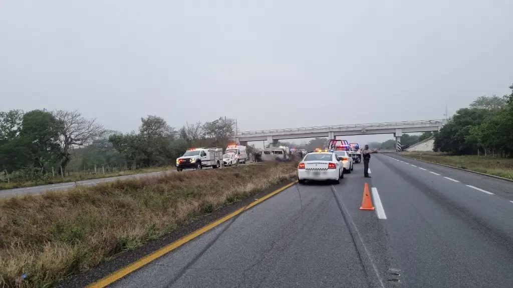 Imagen Deja 4 muertos trágica carambola de 10 autos en autopista La Tinaja, esta mañana