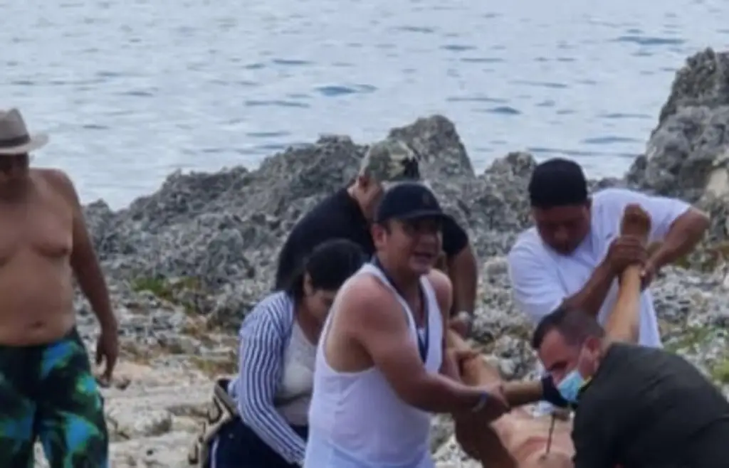 Imagen Muere turista tras ataque de tiburón; bañistas intentaron rescatarlo