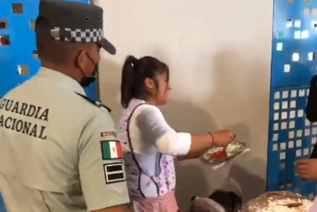 Imagen Mujer se pone a vender tlayudas en el Aeropuerto Felipe Ángeles (+video)